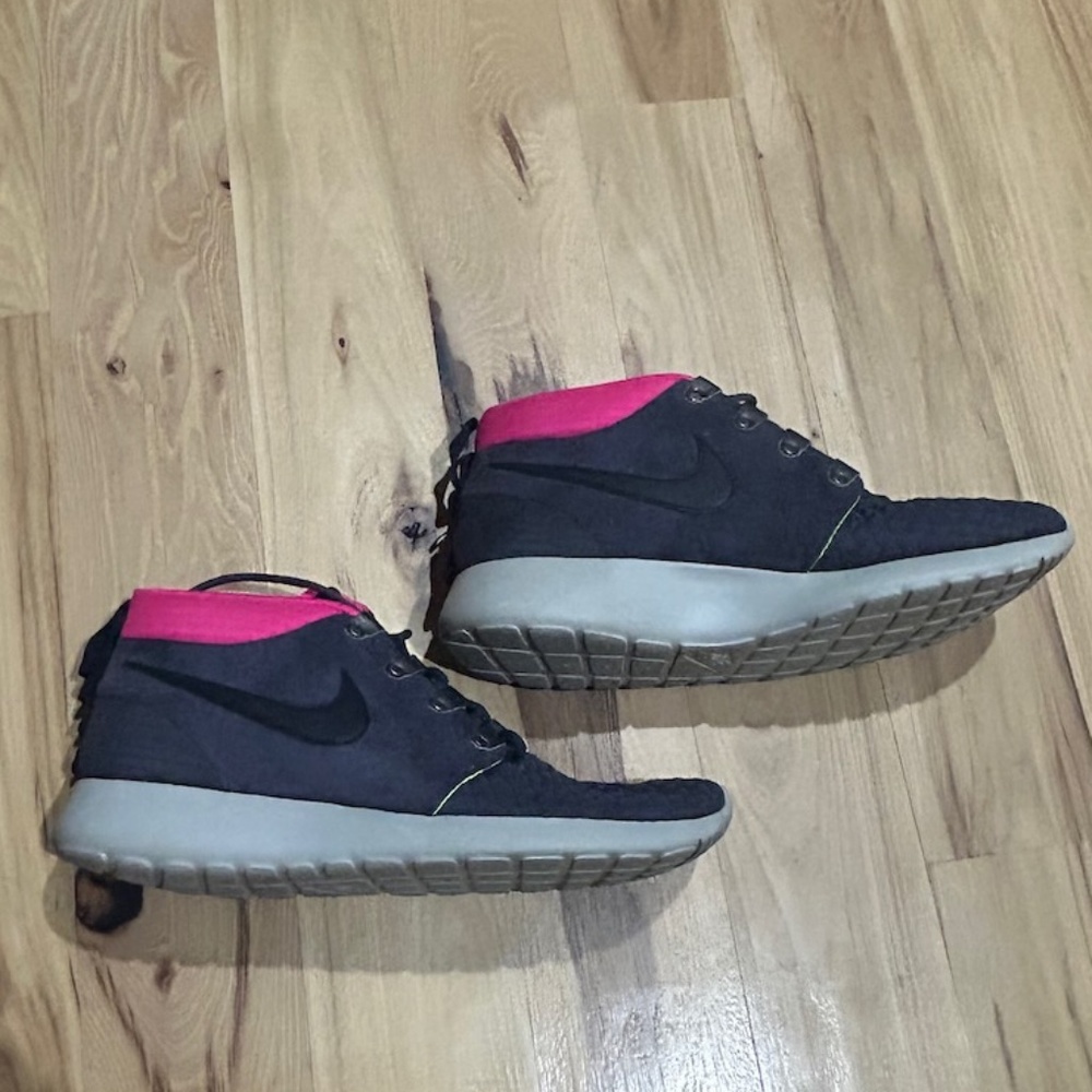 Nike Mens Roshe Run Sneakerboot Gridiron/Dark Obsidian-Pink-Volt Suede 10.5
